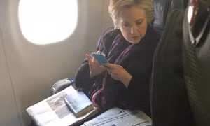 Điều gì khiến bức ảnh bà Clinton đọc báo gây bão?