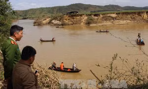Tìm thấy thi thể 2 nạn nhân bị lật ghe trên sông Trường Giang