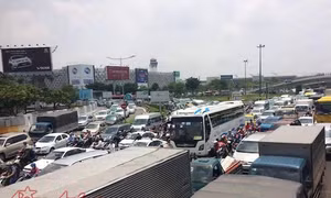 Loay hoay giải quyết ùn tắc giao thông khu vực sân bay Tân Sơn Nhất 