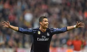 Ronaldo lập siêu kỷ lục 100 bàn, Kền kền trắng hạ Hùm xám ngay tại Allianz Arena 
