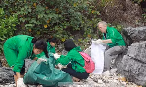 Thu gom rác trên biển, vì một Hạ Long xanh