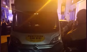 London: Xe tải đâm vào nhóm người đi bộ Hồi giáo, nhiều người bị thương