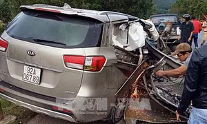 Quảng Nam: Xe ô tô 7 chỗ đâm vào taluy, 4 người thương vong