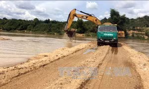Kon Tum: Phát hiện doanh nghiệp ngang nhiên đắp đập trên sông để khai thác cát 