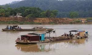 Kon Tum: Doanh nghiệp ngang nhiên đắp đập, chặn dòng sông hút cát