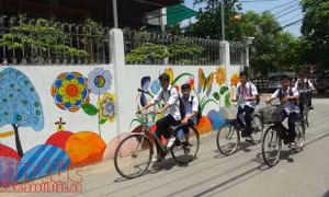 Hà Nội: Con đường 'bích họa' đầy sắc màu ở làng Đông Khê