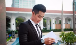 MC Nguyên Khang đặt trang phục ngàn đô cho 'Cống hiến'