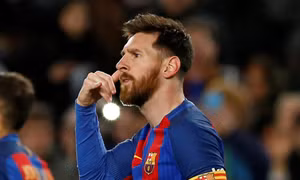 Lionel Messi công bố lời giải cho hành động gọi điện ăn mừng bàn thắng 