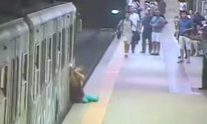 Video tàu điện ngầm kéo lê người phụ nữ hơn 100m gây sốc