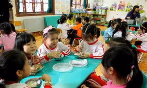  Miễn thu phí với giáo dục mầm non 5 tuổi ở những nơi có điều kiện khó khăn