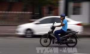 Đi xe máy bằng một tay có bị xử phạt?
