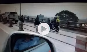 Xử lý nghiêm xe biển xanh đi vào làn đường xe máy trên cầu Thanh Trì