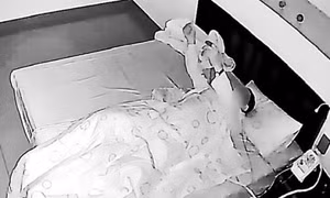 Vợ đòi li dị vì chồng hành động kỳ quặc trong lúc ngủ