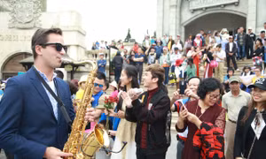  Ca sĩ Minh 'xù' quậy cùng bạn gái trong Carnival Bà Nà Hills