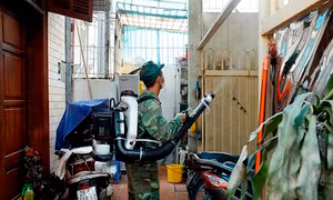 Trời mưa, Hà Nội vẫn phải tổ chức phun thuốc diệt muỗi