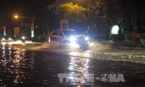 Mưa kéo dài gần 2 tiếng, thành phố Điện Biên Phủ chìm trong biển nước