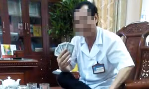 Ninh Bình: Xem xét điều chuyển công tác đối với giám đốc bệnh viện lộ clip đánh bài ăn tiền