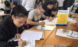 Các thí sinh bắt đầu điều chỉnh nguyện vọng xét tuyển đại học, cao đẳng