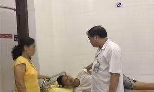 Nam thanh niên loạn thần đòi nhảy lầu tự sát tại BV Bạch Mai