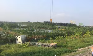 Hải Dương: Vào cua tốc độ cao, xe container mất lái lao xuống chân cầu