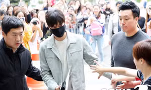 Lee Min Ho lên đường nhập ngũ, một 'rừng' fan bịn rịn chia tay