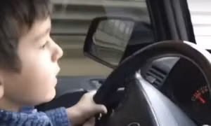Cậu bé 4 tuổi lái ô tô chạy gần trăm km/h trên đường cao tốc