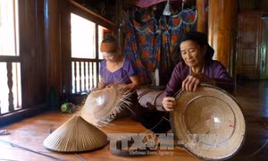 Độc đáo nghề đan nón lá của đồng bào dân tộc Tày 