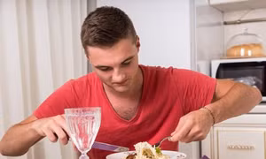 Chuyên gia Hàn Quốc: Ăn một mình gây hại cho sức khỏe