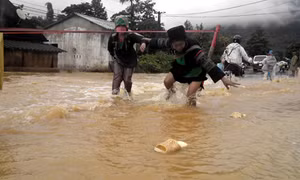 Cảnh báo lũ trên các sông ở miền Bắc và ngập lụt tại Hà Nội