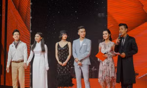 Chung kết 1 The Voice 2017: Ali Hoàng Dương khiến khán giả rơi nước mắt 