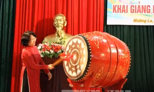Phó Chủ tịch nước động viên thầy trò vùng lũ Mường La