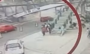 Xe tải đâm sập cầu đi bộ, nhiều người thoát chết trong gang tấc