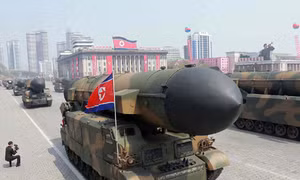 Giữa nước sôi lửa bỏng, ông Trump được khuyên dỡ bỏ trừng phạt Triều Tiên