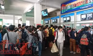 Dòng người đổ xô về quê nghỉ lễ, bến xe Giáp Bát 'nghẹt thở'
