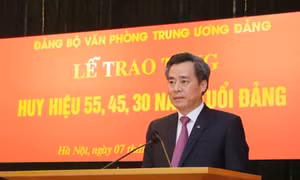 Trao Huy hiệu Đảng cho các đảng viên thuộc Đảng bộ Văn phòng Trung ương 