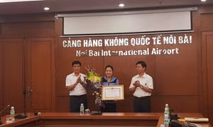 TP Hà Nội khen thưởng nữ nhân viên sân bay Nội Bài trả lại khách hơn 700 triệu đồng 