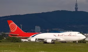 Máy bay Airbus A333 phanh 'cháy đường băng' để tránh máy bay chở hàng