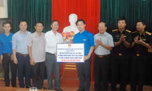 Tân Á Đại Thành tặng bồn nước cho bà con vùng lũ