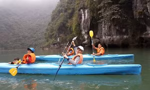 Thuyền kayak được phép hoạt động trở lại trên vịnh Hạ Long