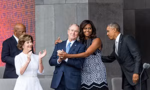 Ông Bush tiết lộ lý do đặc biệt 'quý mến' bà Obama