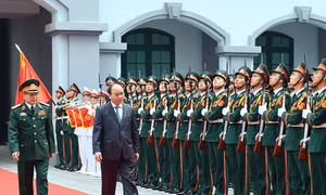 Thủ tướng Nguyễn Xuân Phúc kiểm tra công tác sẵn sàng chiến đấu tại Tổng cục II
