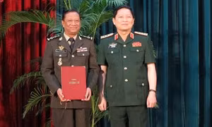 Đại tướng Ngô Xuân Lịch dự Lễ trao bằng Tiến sỹ cho cán bộ cao cấp Quân đội Hoàng gia Campuchia 