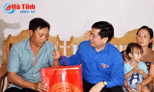 Bí thư Trung ương Đoàn thăm, tặng quà ngư dân tỉnh Hà Tĩnh 