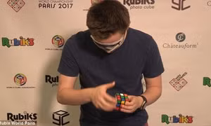 Kỷ lục gia bịt mắt giải rubik trong 35 giây