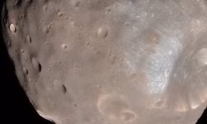 Tàu vũ trụ NASA suýt va vào Mặt Trăng của Sao Hỏa