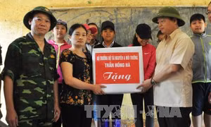 Bộ trưởng Tài nguyên và Môi trường thăm người dân vùng lũ Mù Cang Chải