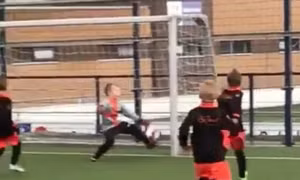 Bất ngờ pha độc diễn của ‘Messi’ 5 tuổi nhà lão tướng Dirk Kuyt