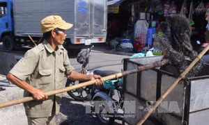 Người thương binh cần mẫn làm sạch dòng kênh bị ô nhiễm 