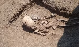 Phát hiện bộ xương bé trai ‘ngoài hành tinh’ tại Crimea