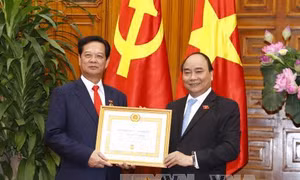 Trao tặng Huy hiệu Đảng cho các đồng chí lãnh đạo, nguyên lãnh đạo Đảng, Chính phủ, Văn phòng Chính phủ